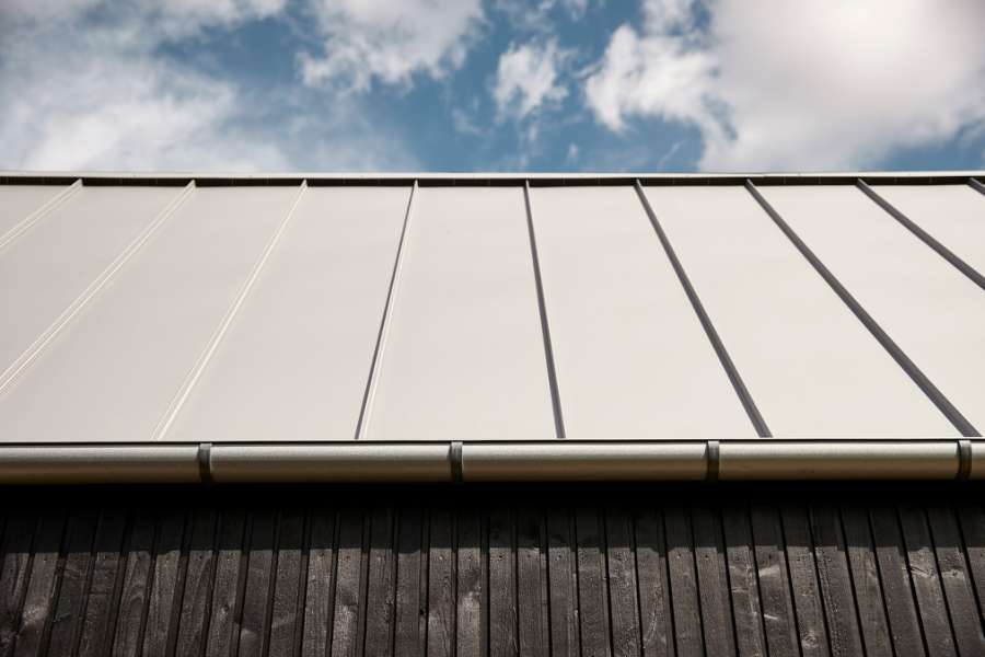 Vom Architekten gestaltetes Doppel-Ferienhaus, verkleidet mit Stahlprofilen und Holz, Skovsøvej 15, 4200 Slagelse
